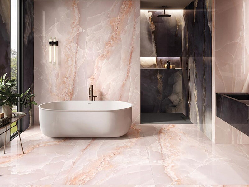 La beauté du carrelage XXL imitation marbre rose dans une salle de bain