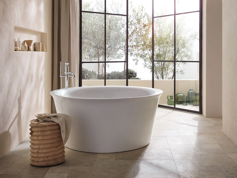Une baignoire ronde dans une salle de bain au style Nature