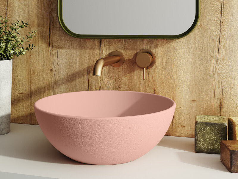 Vasque à poser ronde, rose pastel, dans une salle de bain à l'ambiance scandinave